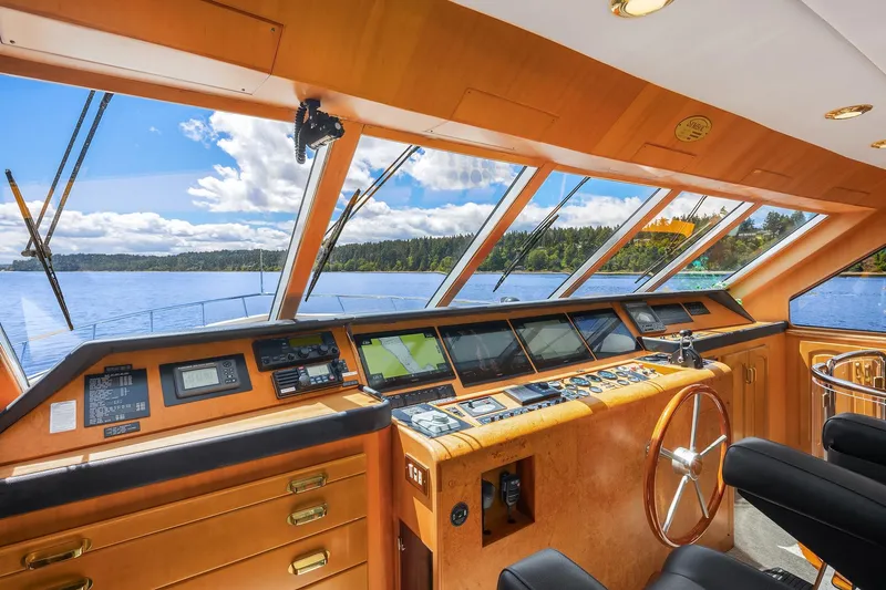 Que Sa-rah Sa-rah Yacht Photos Pics Pilothouse