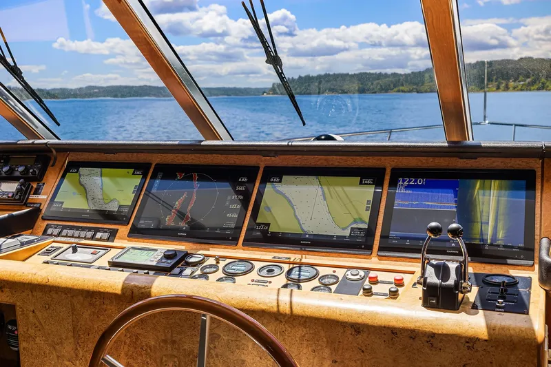 Que Sa-rah Sa-rah Yacht Photos Pics Pilothouse