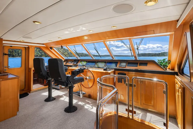 Que Sa-rah Sa-rah Yacht Photos Pics Pilothouse