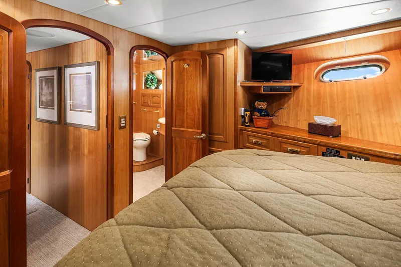 Que Sa-rah Sa-rah Yacht Photos Pics VIP Stateroom