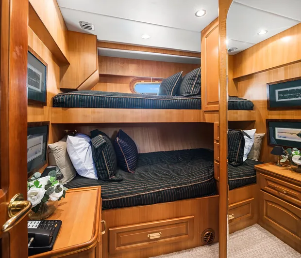 Que Sa-rah Sa-rah Yacht Photos Pics Guest Stateroom Port