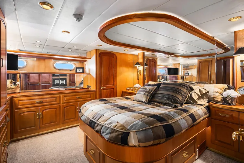 Que Sa-rah Sa-rah Yacht Photos Pics Master Stateroom