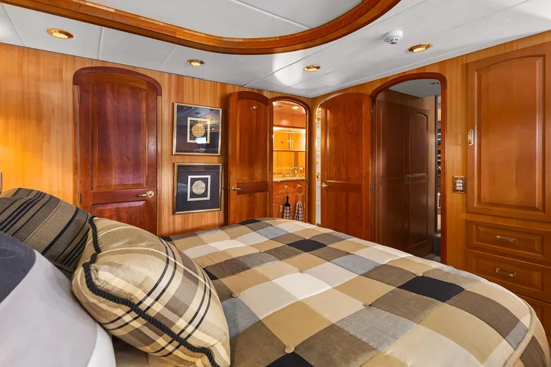 Que Sa-rah Sa-rah Yacht Photos Pics Master Stateroom