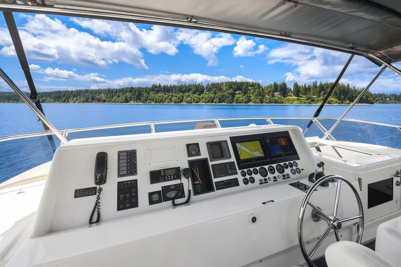 Que Sa-rah Sa-rah Yacht Photos Pics Flybridge Helm