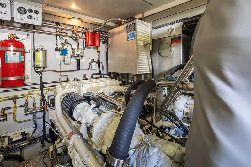 Que Sa-rah Sa-rah Yacht Photos Pics Engine Room