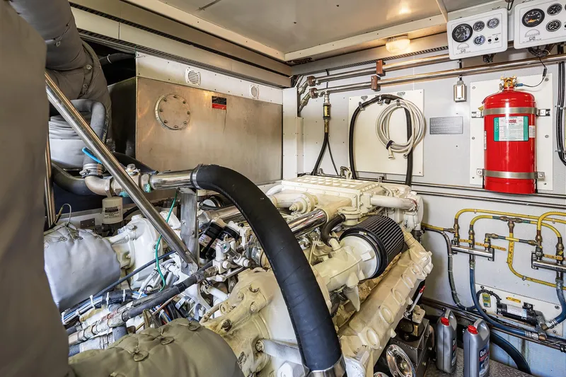 Que Sa-rah Sa-rah Yacht Photos Pics Engine Room