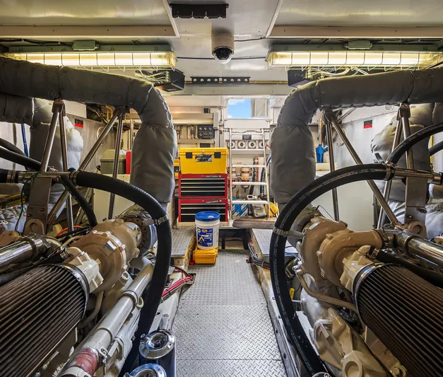 Que Sa-rah Sa-rah Yacht Photos Pics Engine Room