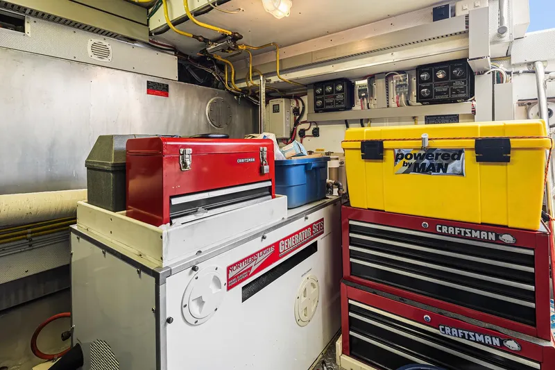 Que Sa-rah Sa-rah Yacht Photos Pics Engine Room