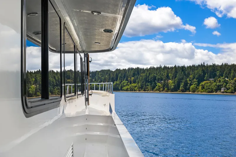 Que Sa-rah Sa-rah Yacht Photos Pics Side Deck Starboard