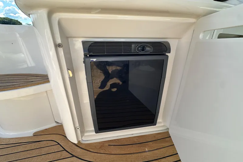 Apres Sea Yacht Photos Pics 2006 Sea Ray 52 Sundancer yacht with built-in mini fridge on teak deck.