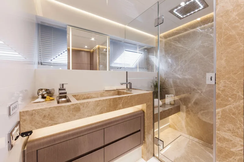 Dl28 - 2 Yacht Photos Pics DL28 Sistership - bathroom