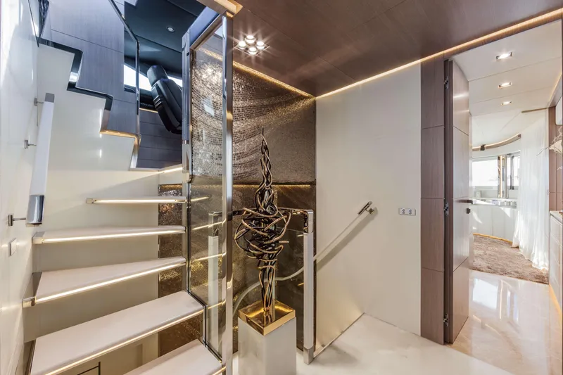 Dl28 - 2 Yacht Photos Pics DL28 Sistership - stairwell