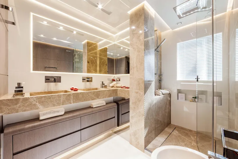 Dl28 - 2 Yacht Photos Pics DL28 Sistership - VIP bathroom