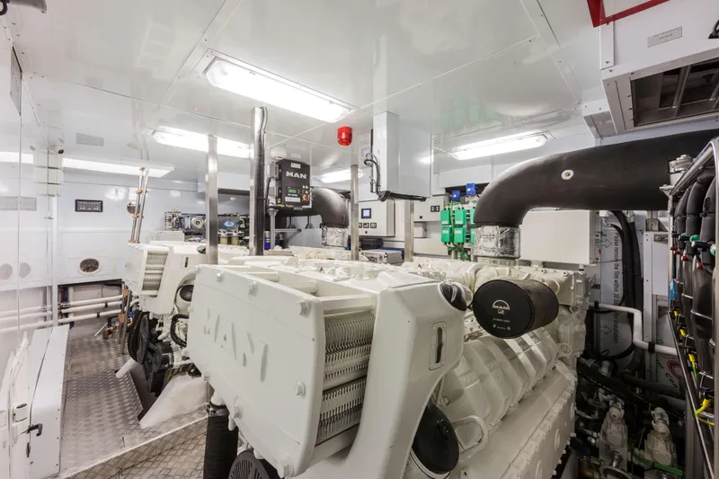 Dl28 - 2 Yacht Photos Pics DL28 Sistership - engine room