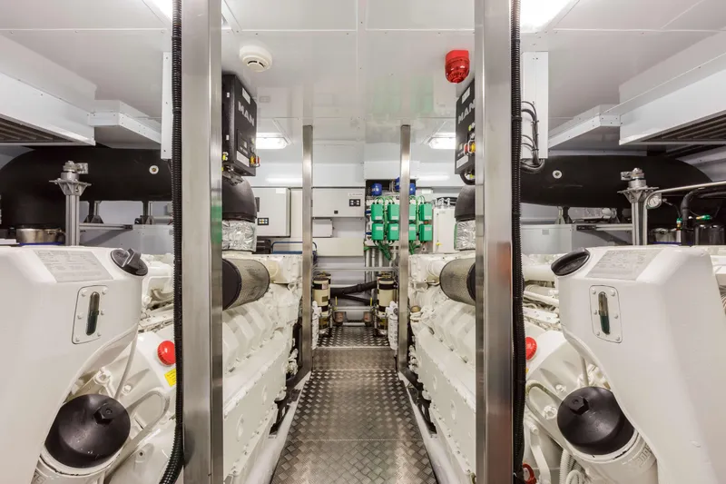 Dl28 - 2 Yacht Photos Pics DL28 Sistership - engine room 1