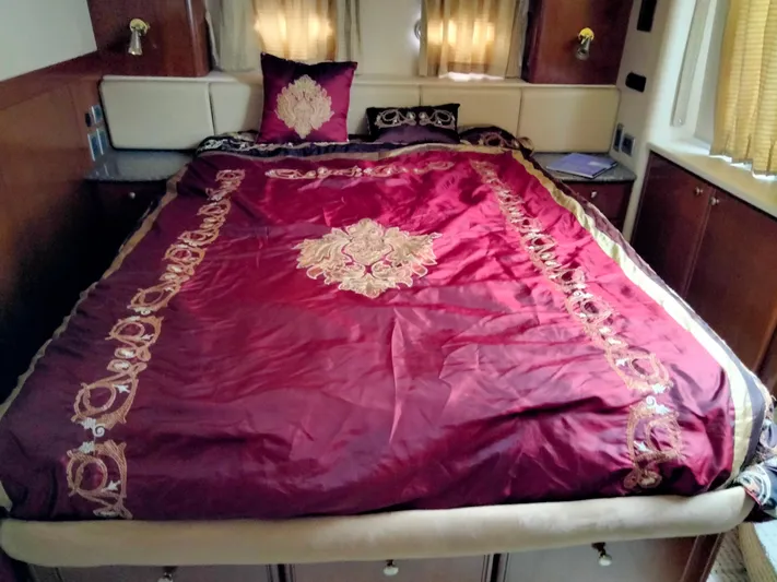 Sunshine Yacht Photos Pics Luxurious bedroom in 2005 Meridian 459 Motoryacht with elegant red bedding.