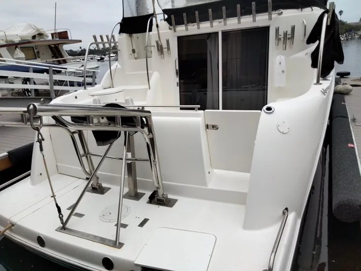 Sunshine Yacht Photos Pics 2005 Meridian 459 Motoryacht at dock, featuring spacious deck and stainless steel railings.