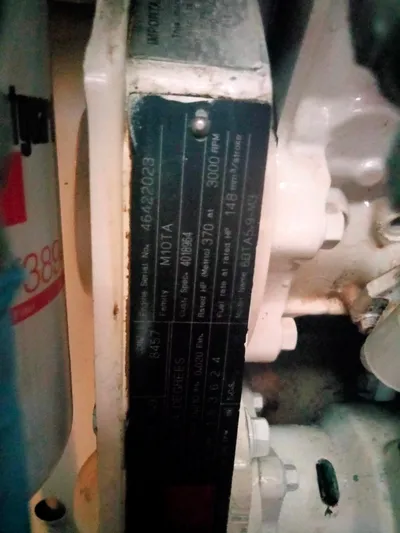 Sunshine Yacht Photos Pics Engine label on a 2005 Meridian 459 Motoryacht, displaying specifications and details.