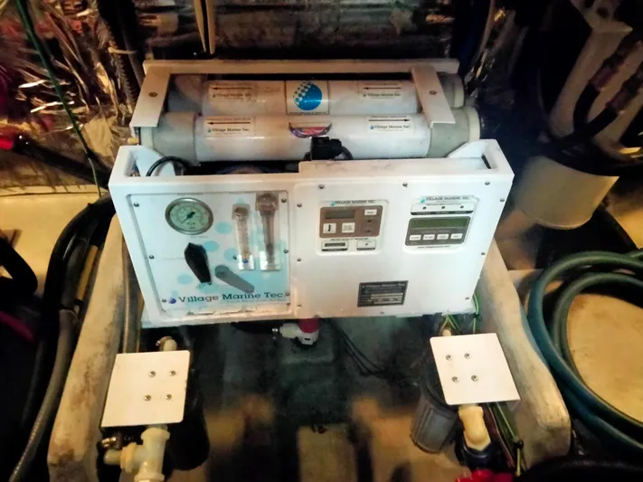 Sunshine Yacht Photos Pics 2005 Meridian 459 Motoryacht engine room with Village Marine Tech equipment.