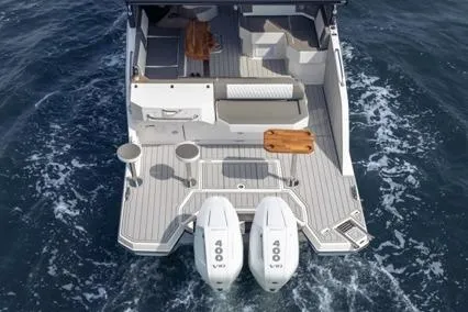  Yacht Photos Pics 2025 Hanover 387 Classic Luxury Edition boat with dual 400 V8 engines on open water.