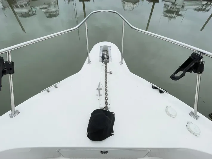  Yacht Photos Pics Bow of 2000 Sea Ray 450 Express Bridge with anchor chain and railing.
