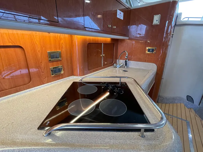  Yacht Photos Pics 2000 Sea Ray 450 Express Bridge kitchen with stovetop and sink.