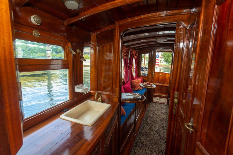 1910 Classic Gentleman’s Commuter yacht