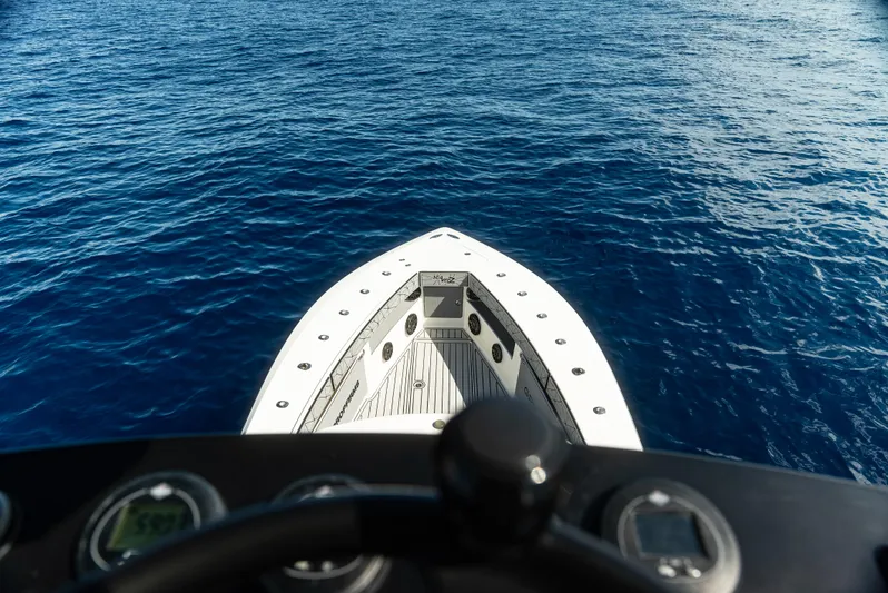  Yacht Photos Pics 2019 SeaVee 390Z boat navigating on open blue ocean waters.