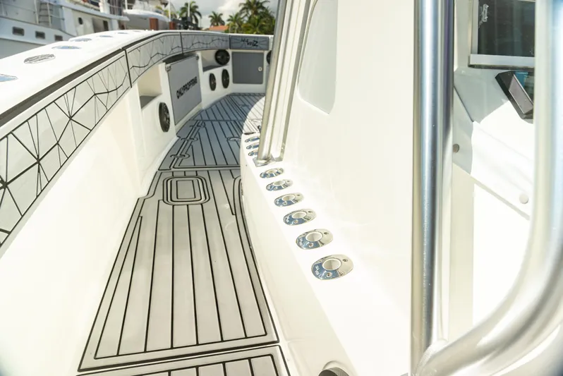  Yacht Photos Pics 2019 SeaVee 390Z boat deck with sleek design and modern fittings.