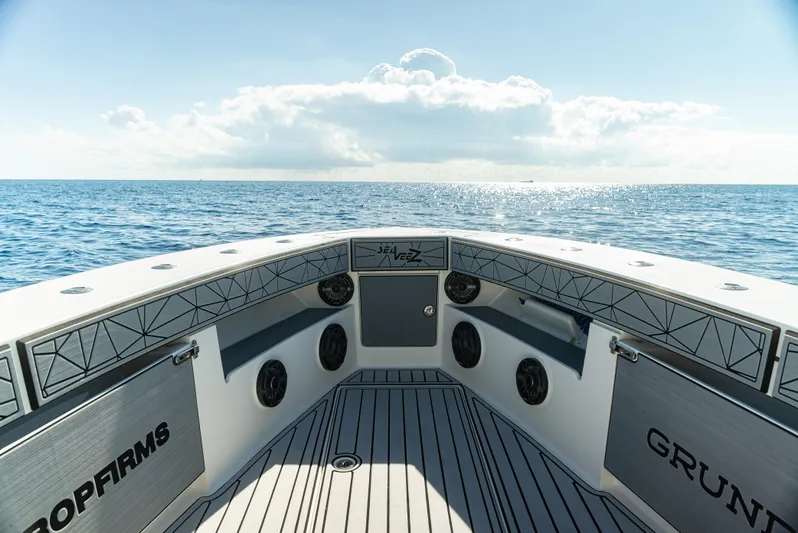 Yacht Photos Pics 2019 SeaVee 390Z boat deck with ocean view, featuring modern design and speaker system.
