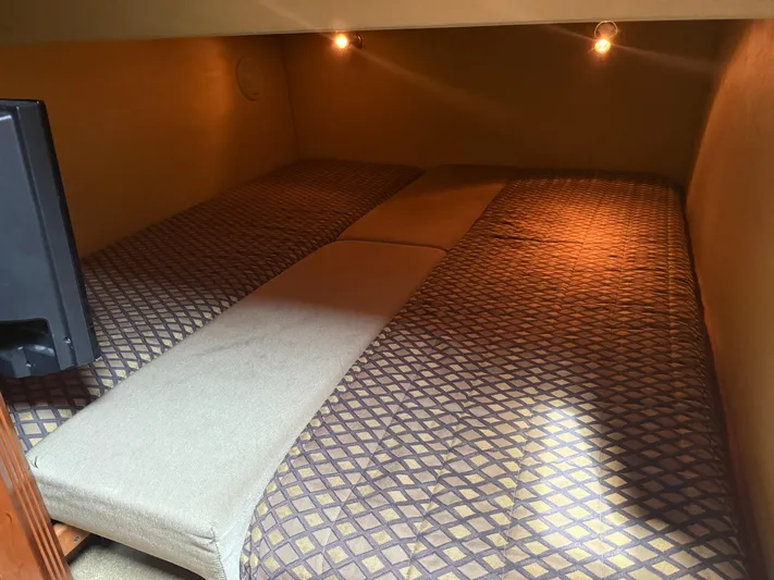  Yacht Photos Pics Interior cabin of 2004 Cruisers Yachts 455 Express Motor Yacht with twin beds.