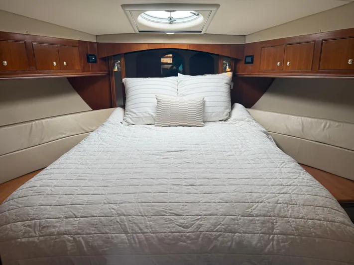  Yacht Photos Pics Luxurious cabin interior of 2004 Cruisers Yachts 455 Express Motor Yacht with cozy bedding.