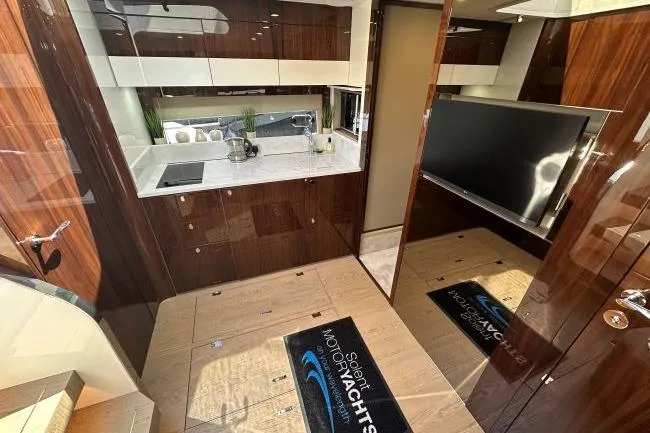  Yacht Photos Pics Fairline Targa 45 GT - Galley