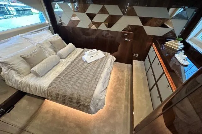  Yacht Photos Pics Fairline Targa 45 GT - Master mid cabin