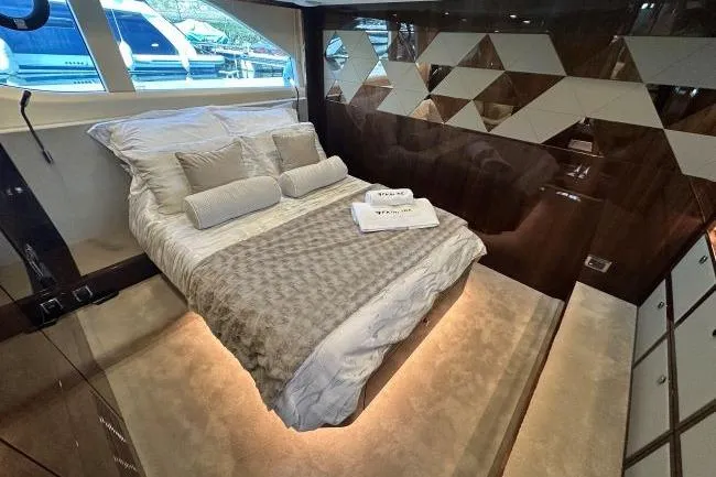  Yacht Photos Pics Fairline Targa 45 GT - Master mid cabin