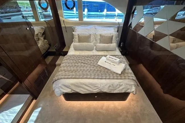  Yacht Photos Pics Fairline Targa 45 GT - Master mid cabin