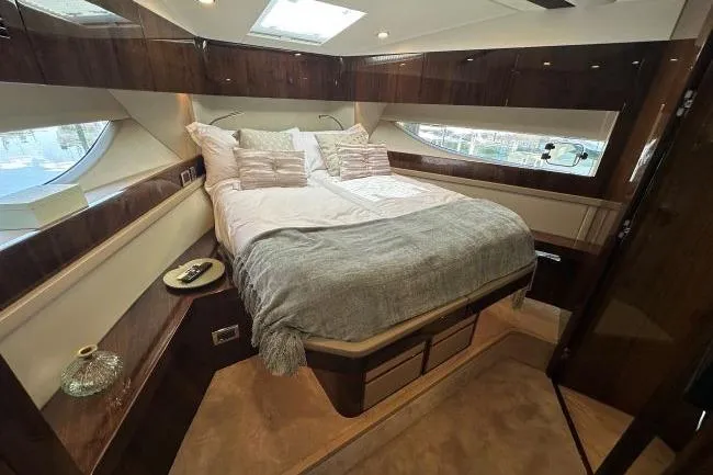  Yacht Photos Pics Fairline Targa 45 GT - Guest fore cabin