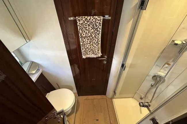  Yacht Photos Pics Fairline Targa 45 GT - Guest fore cabin en-suite access to day head