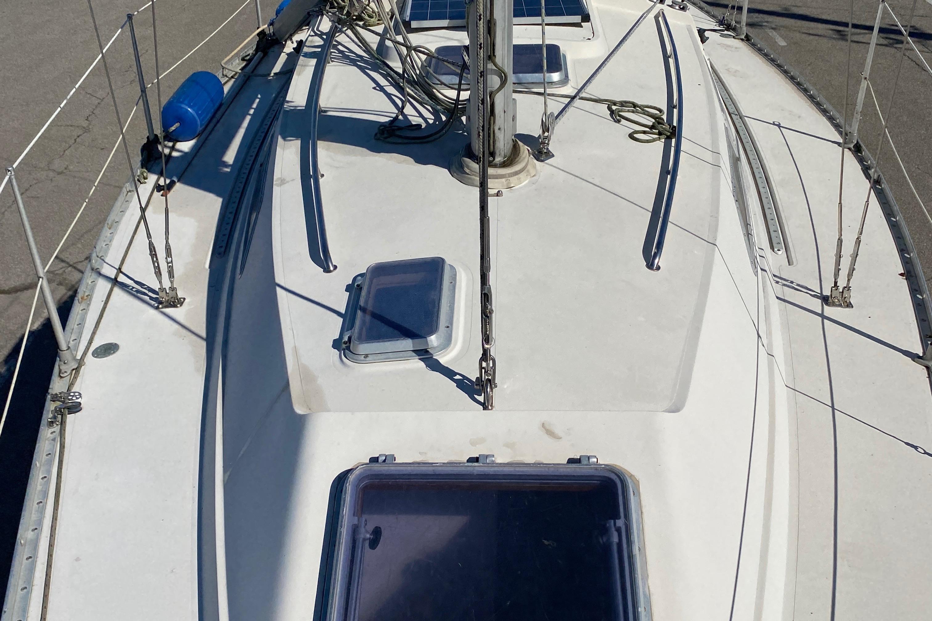 1985 CS 33 Sloop sailboat deck with hatches and rigging.