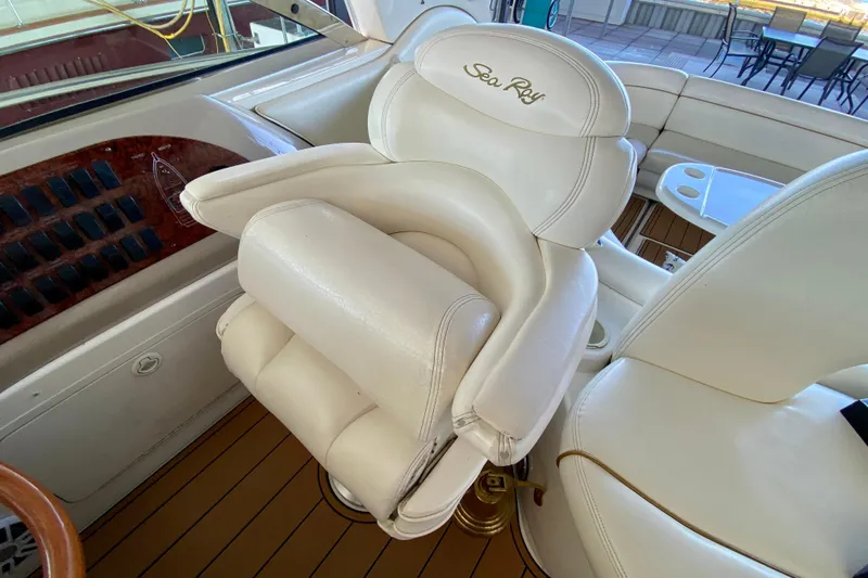  Yacht Photos Pics Luxurious white leather seating on 1999 Sea Ray 460 Sundancer yacht interior.