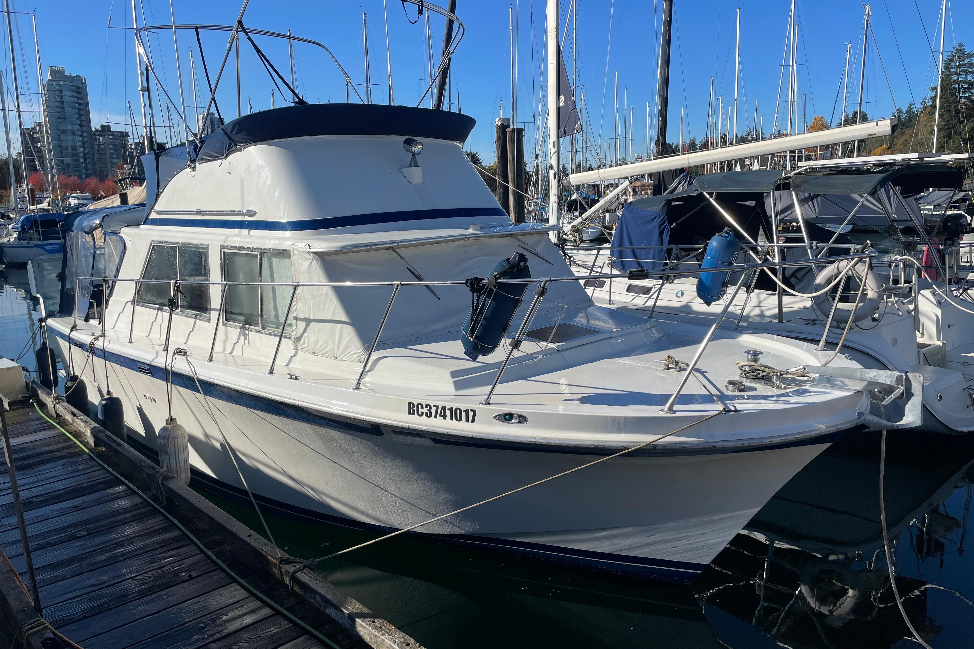 Uniflite 32 Sport Sedan