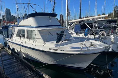 Uniflite 32 Sport Sedan