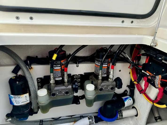 Lulu Yacht Photos Pics 2020 Invincible 35 Catamaran hydraulic system with dual pumps and wiring.