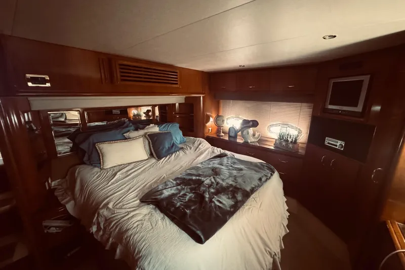 Tom’s Cruise Yacht Photos Pics Luxurious bedroom interior of 2005 Carver 466 Motor Yacht with cozy bedding and decor.