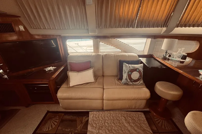 Tom’s Cruise Yacht Photos Pics Interior of 2005 Carver 466 Motor Yacht with beige sofa and decorative pillows.