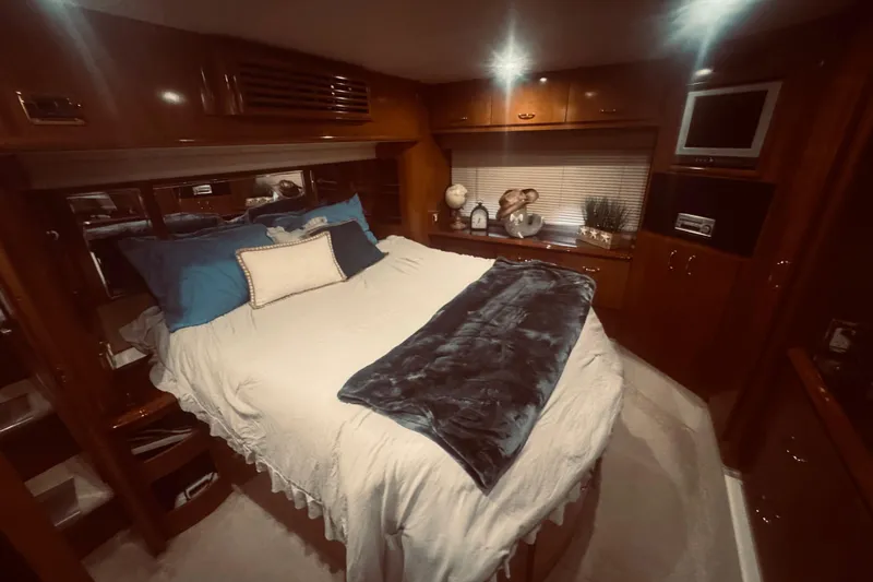 Tom&rsquo;s Cruise Yacht Photos Pics Luxurious bedroom interior of 2005 Carver 466 Motor Yacht with cozy bedding and elegant decor.