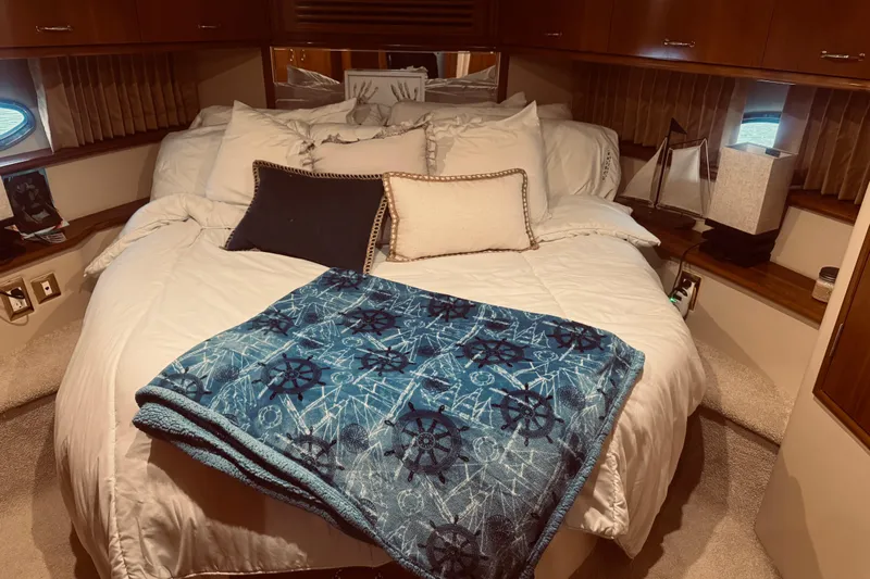 Tom&rsquo;s Cruise Yacht Photos Pics Luxurious bedroom interior of 2005 Carver 466 Motor Yacht with nautical-themed decor.