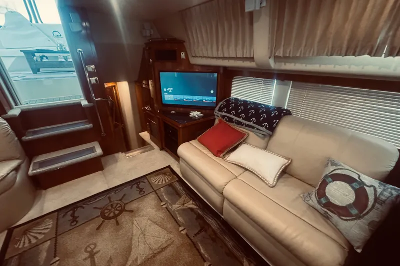 Tom&rsquo;s Cruise Yacht Photos Pics Luxurious interior of 2005 Carver 466 Motor Yacht with cozy seating and nautical decor.