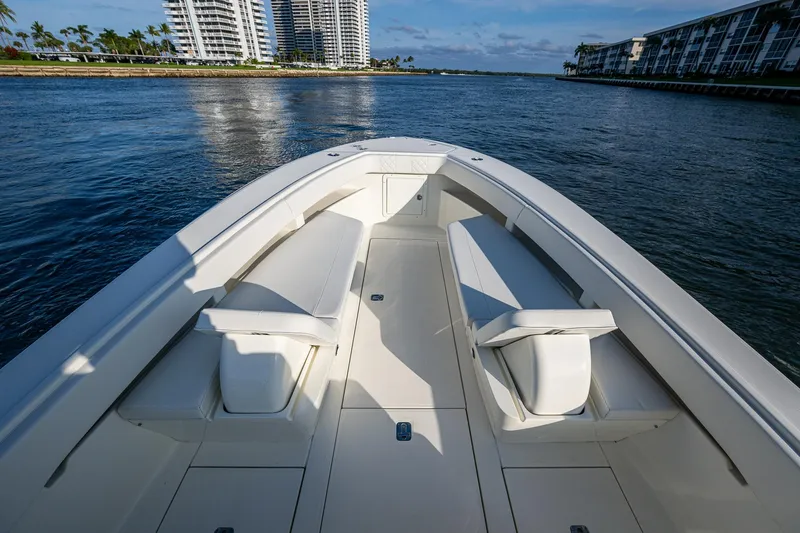 Traveler Yacht Photos Pics SeaVee 320B Traveler - Bow