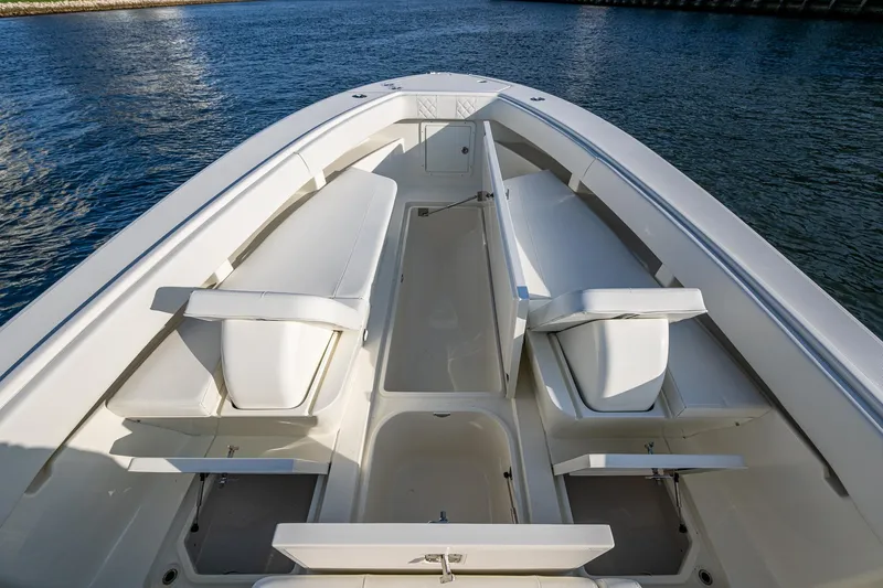 Traveler Yacht Photos Pics SeaVee 320B Traveler - Bow